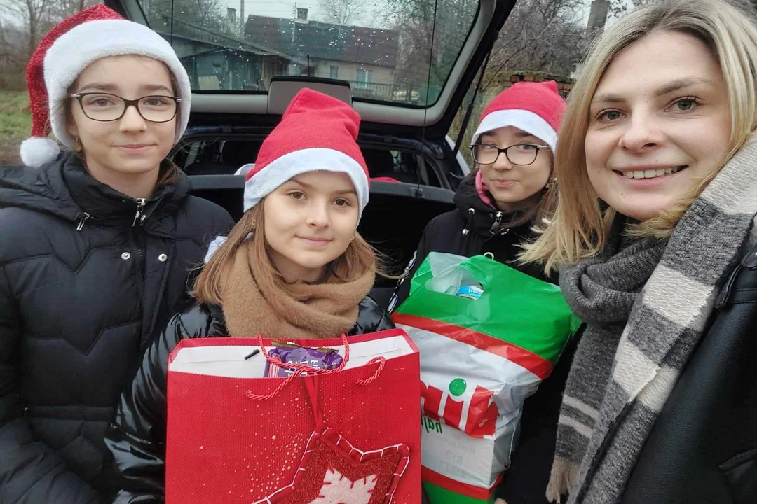Dzieci z gminy Chocz po raz dziesiąty pomogły w ramach akcji „I Ty możesz zostać Świętym Mikołajem” [ZDJĘCIA] - Zdjęcie główne