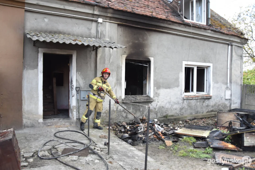 Groźny pożar w Łęce Wielkiej. Mieszkanie spłonęło doszczętnie