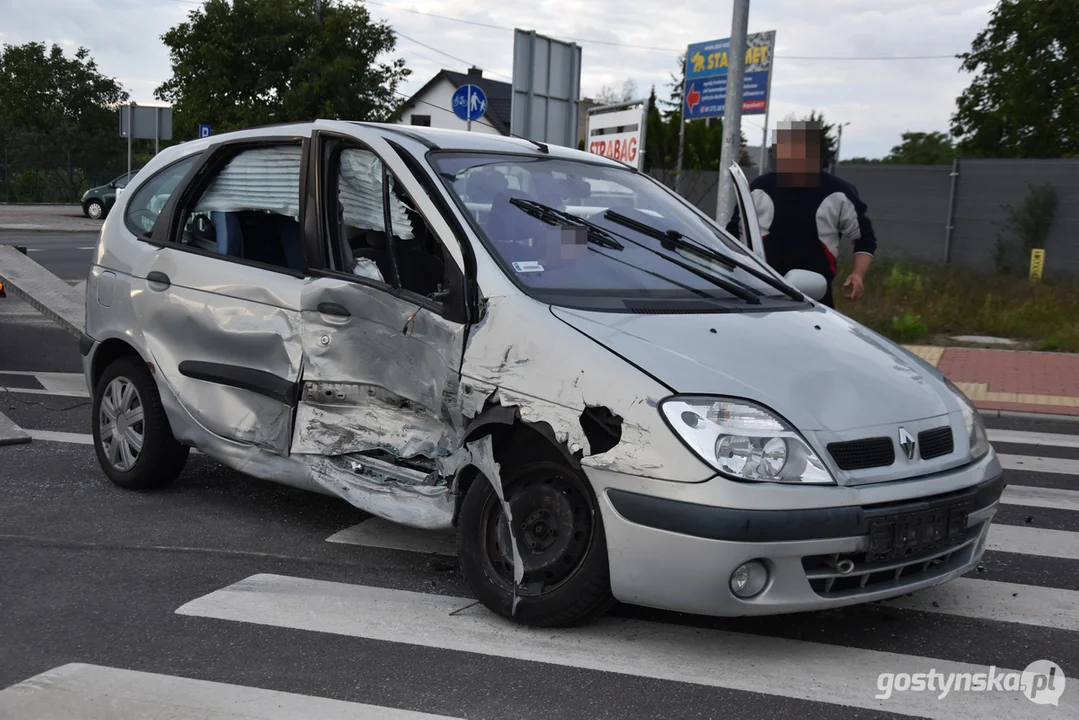 Zderzenie dwóch samochodów na skrzyżowaniu w Gostyniu