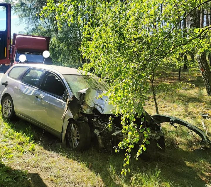 Jedno auto wpadło na drzewo. Drugie zderzyło się z ciągnikiem [ZDJĘCIA] - Zdjęcie główne