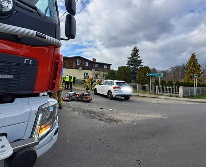 Kolizja w Sośnicy. Doszło do zderzenia samochodu osobowego z motocyklem - Zdjęcie główne