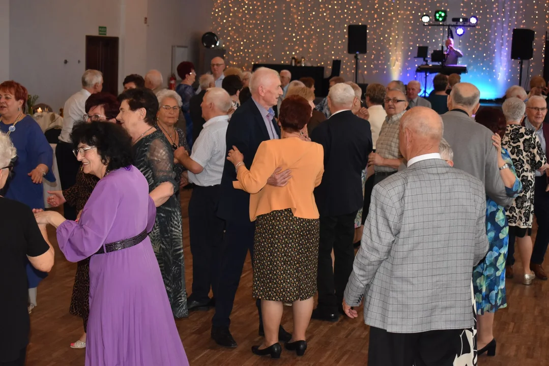 Wspaniała zabawa seniorów z Zarządem Rejonowym PZERiI w Pleszewie