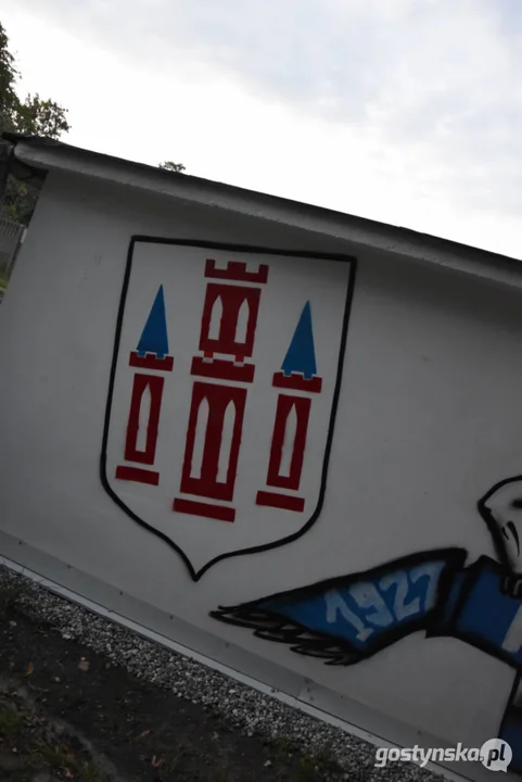 Kolejne grafy gostyńskich fanatyków „Kolejorza”. Murale ozdobiły garaże, a tym samym plac zabaw dla dzieci