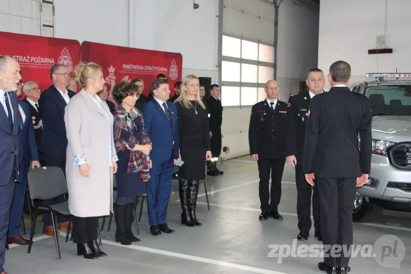 Strażacy z powiatu pleszewskiego odebrali nowe auta i świadczenia