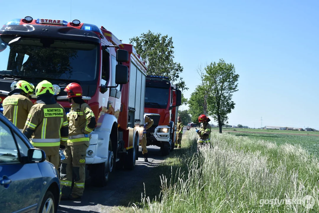 Kolizja na drodze powiatowej w Lipiu (gm. Piaski). Przewrócony samochód w polu