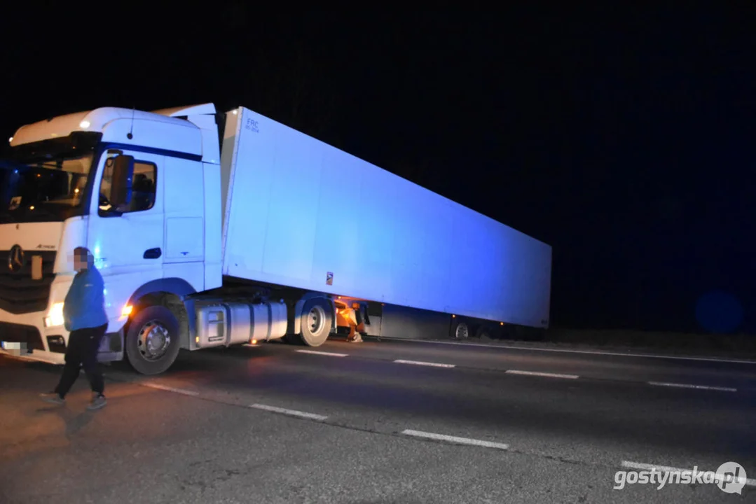 Samochód ciężarowy zablokował drogę DW434 z Gostynia do Poznania