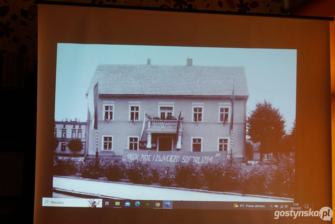 Miłośnicy starych fotografii w pogorzelskiej bibliotece