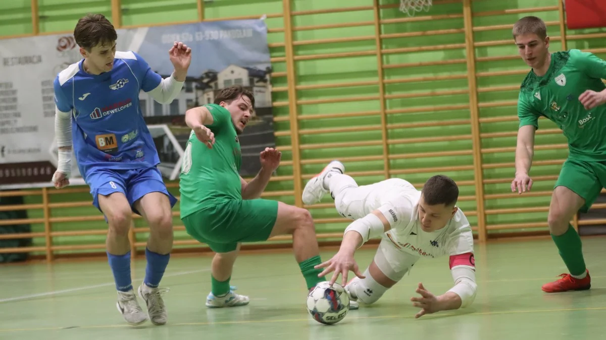 Osiem goli, czerwona kartka, obroniony przedłużony rzut karny i gromkie "sto lat" [ZDJĘCIA] - Zdjęcie główne