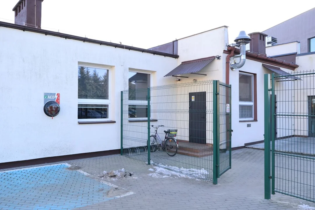 Te urządzenia ratują życie! Nowe defibrylatory na terenie gminy Gizałki. Gdzie zostały zamontowane? - Zdjęcie główne