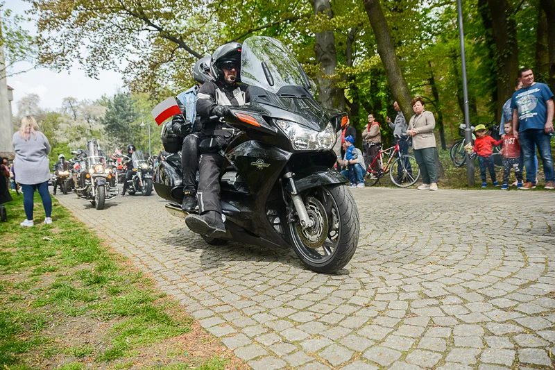 Wystawa zabytkowych pojazdów w Jarocinie z okazji Święta Flagi