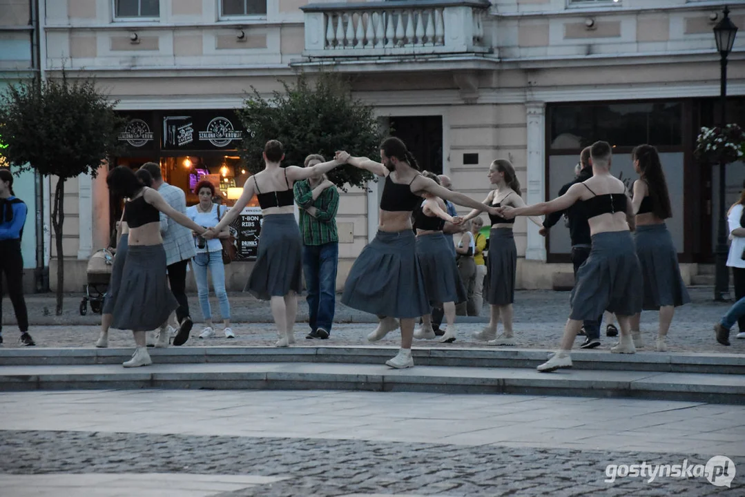 Spektakl teatralny na gostyńskim rynku