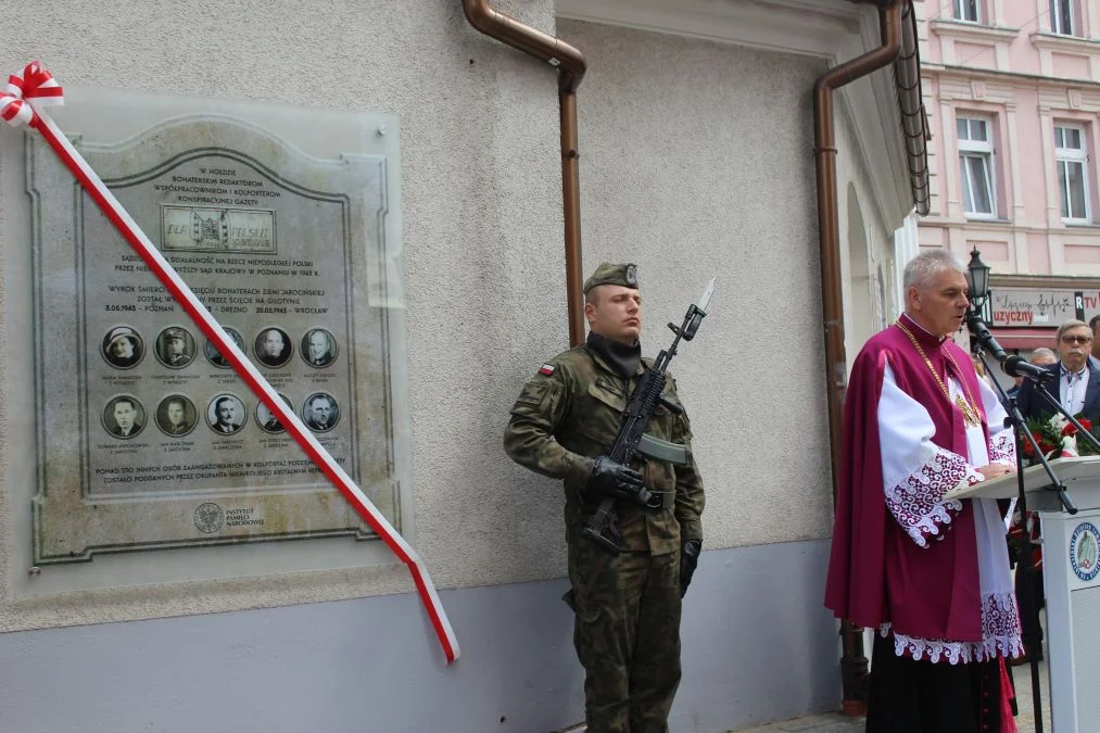 Jarocin. Odsłonięcie tablicy poświęconej kolporterom gazety konspiracyjnej "Dla Ciebie, Polsko" i koncert patriotyczny w JOK-u