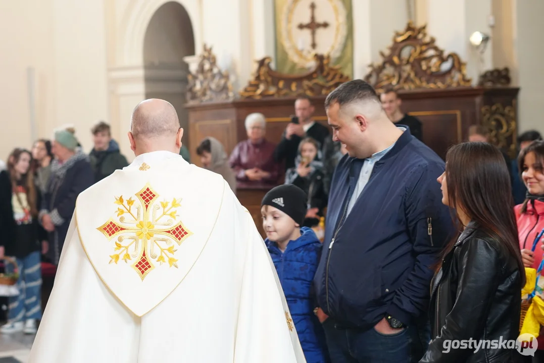 Ukraińskie rodziny na "święconce" w  Świętogórskiej Bazylice