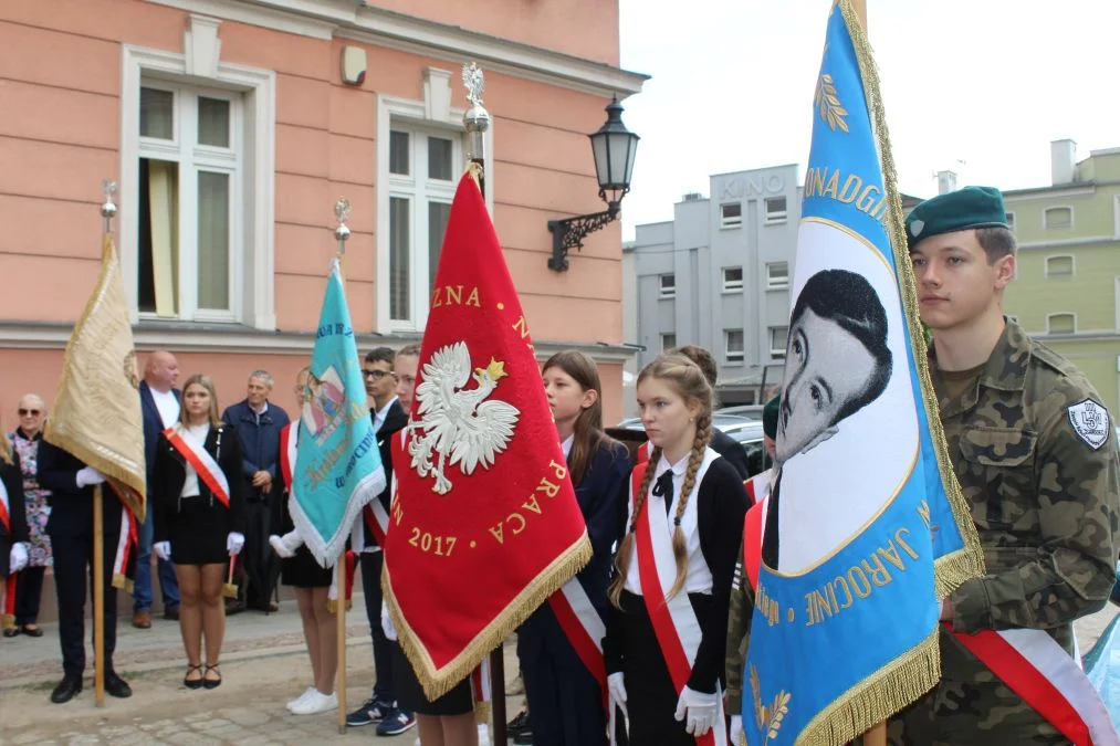 Jarocin. Odsłonięcie tablicy poświęconej kolporterom gazety konspiracyjnej "Dla Ciebie, Polsko" i koncert patriotyczny w JOK-u