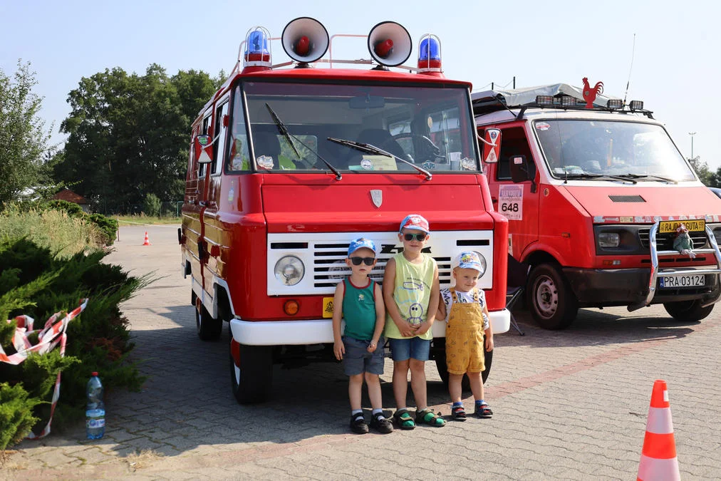 Wystawa Pojazdów Zabytkowych w Dębnie. Pojawiło się ponad 100 załóg [ZDJĘCIA] - Zdjęcie główne