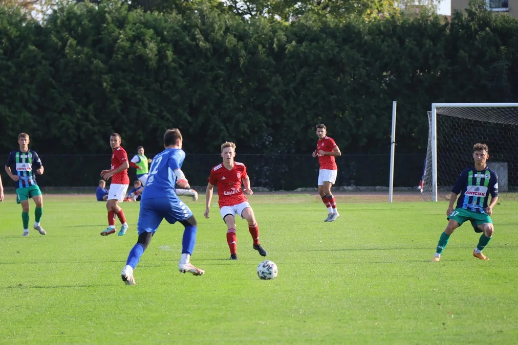 Bezbramkowy remis na stadionie przy ulicy Spokojnej. Rawia z jednym punktem [ZDJĘCIA] - Zdjęcie główne