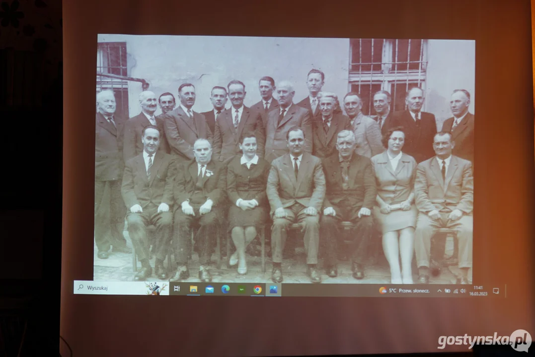 Miłośnicy starych fotografii w pogorzelskiej bibliotece