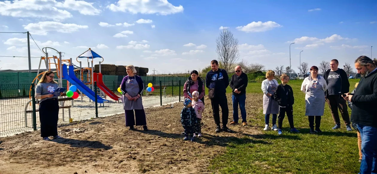 Nowy plac zabaw oficjalnie otwarty. Wstęgę przecięto podczas pikniku