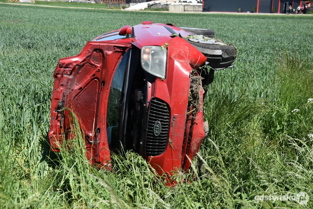 Kolizja na drodze powiatowej w Lipiu (gm. Piaski). Przewrócony samochód w polu