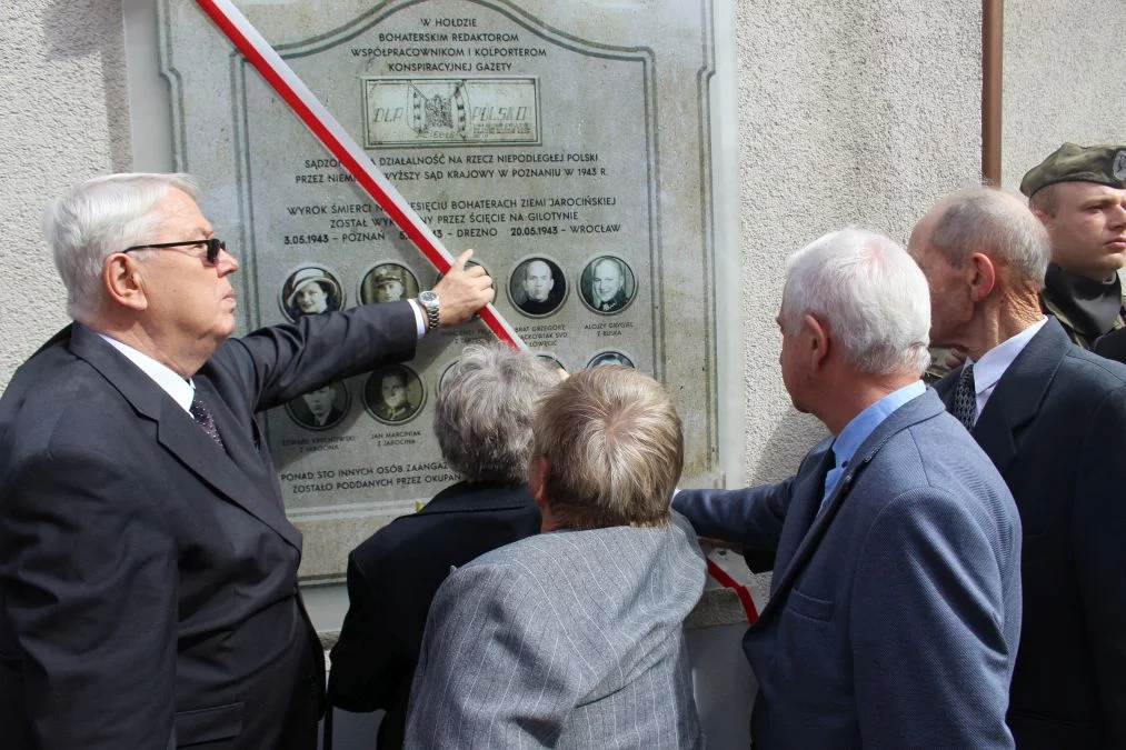 Jarocin. Odsłonięcie tablicy poświęconej kolporterom gazety konspiracyjnej "Dla Ciebie, Polsko" i koncert patriotyczny w JOK-u