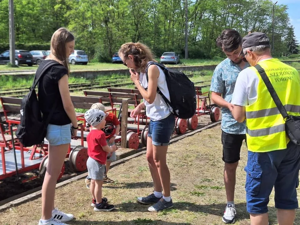 Weseli Ogrodnicy na drezynach. Piknik dla Fundacji Ogród Marzeń na stacji Brzostów Wlkp.