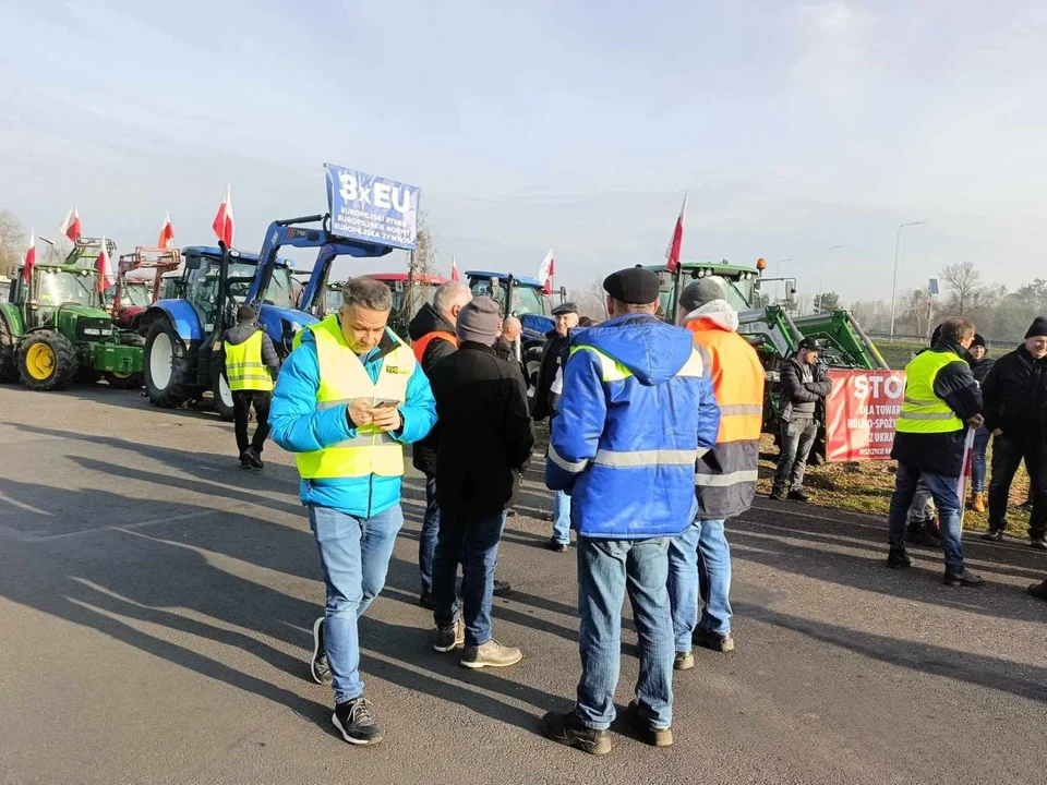 Rolnicy blokują most w Nowym Mieście na DK 11