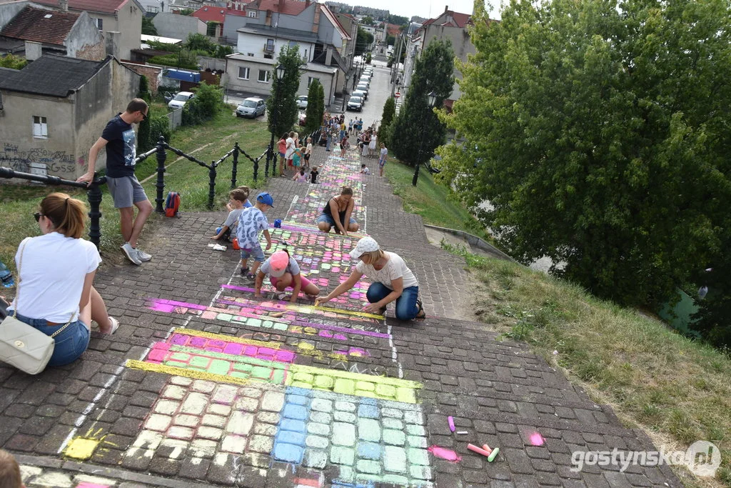 Dzieci z Gostynia malowały schody na Górę Zamkową