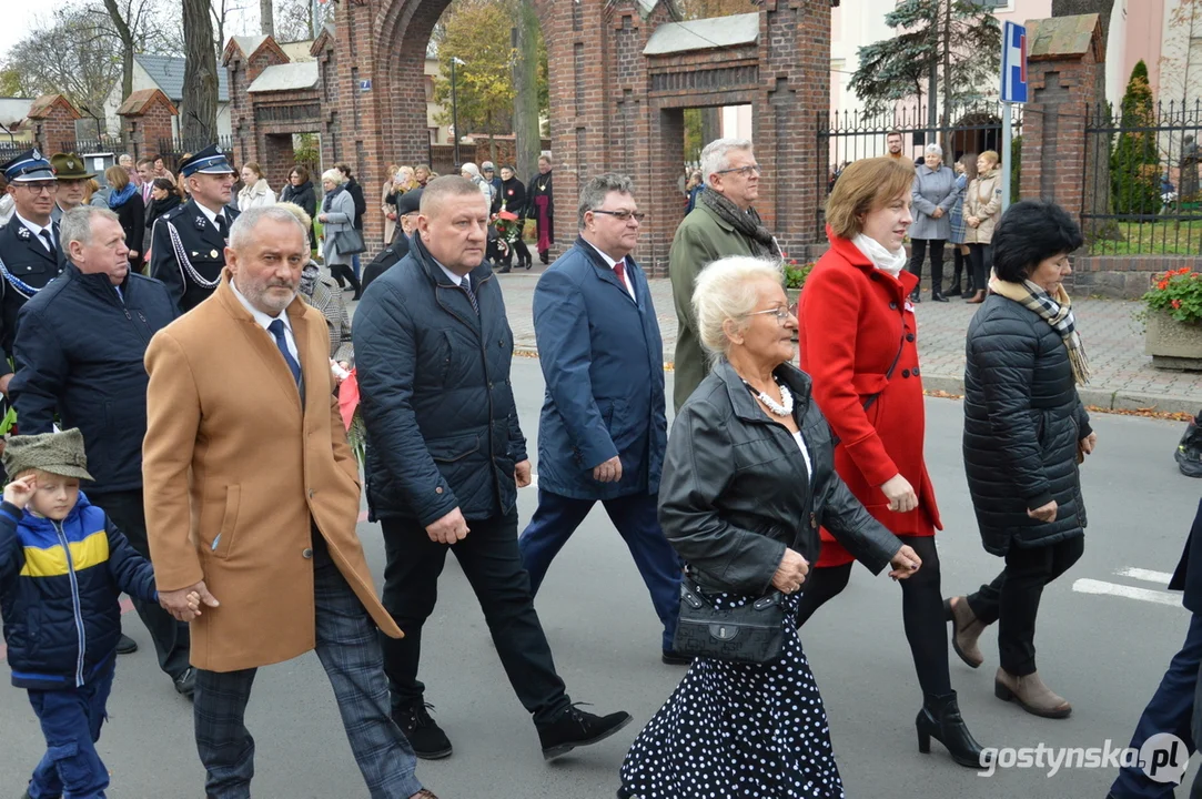 Przemarsz i uroczystości na cmentarzu w dniu 11 listopada w Krobi