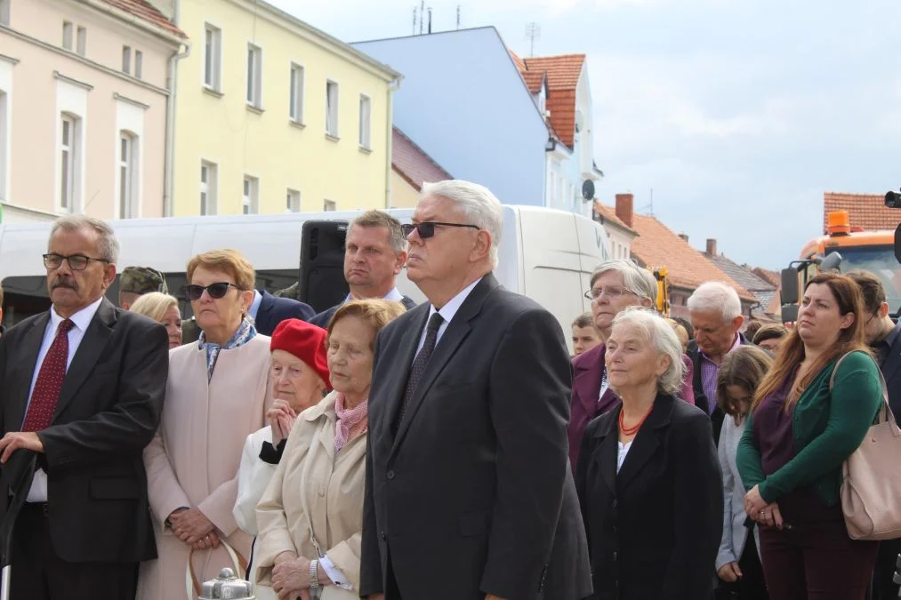 Jarocin. Odsłonięcie tablicy poświęconej kolporterom gazety konspiracyjnej "Dla Ciebie, Polsko" i koncert patriotyczny w JOK-u