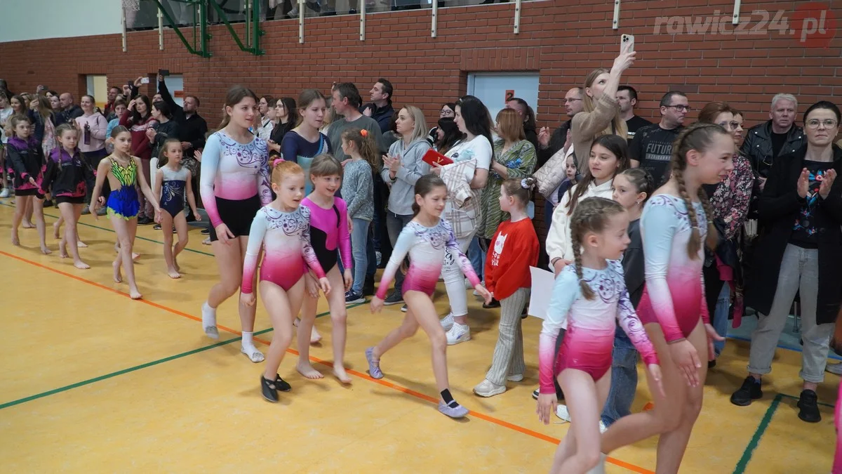 Impreza akrobatyczna w hali liceum w Rawiczu