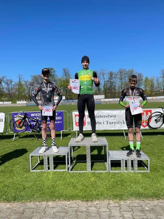 Sukcesy młodych kolarzy Victorii Jarocin na torze w Kaliszu i podczas IV serii szosowego Pucharu Polski w Gostyniu