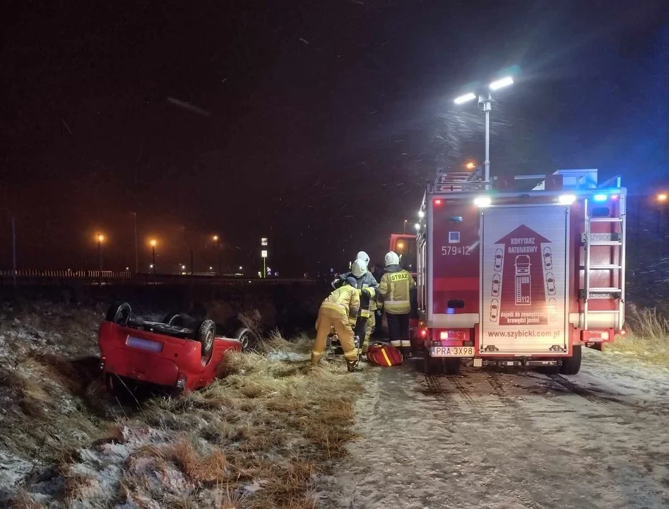 Ciężarówką w zamiatarkę i osobówką do rowu. Sobotnie akcje rawickich służb - Zdjęcie główne