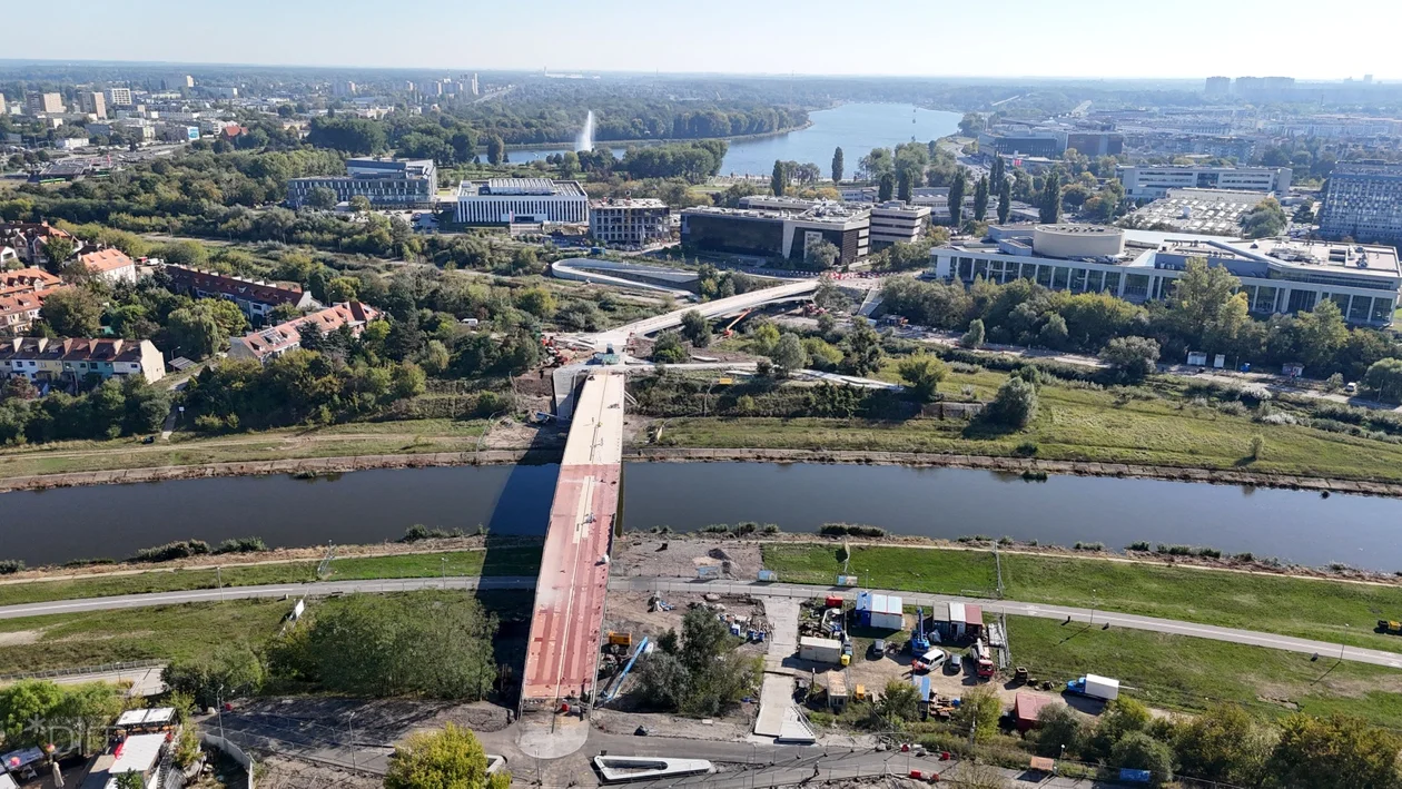 Szklane balustrady i efektowne oświetlenie Mostów Berdychowskich w Poznaniu [ZDJĘCIA] - Zdjęcie główne