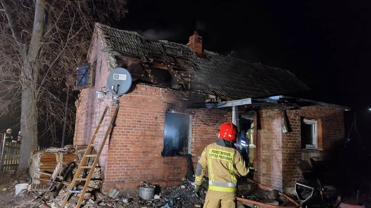 Pożar domu w Kadziaku. Jedna osoba trafiła do szpitala - Zdjęcie główne