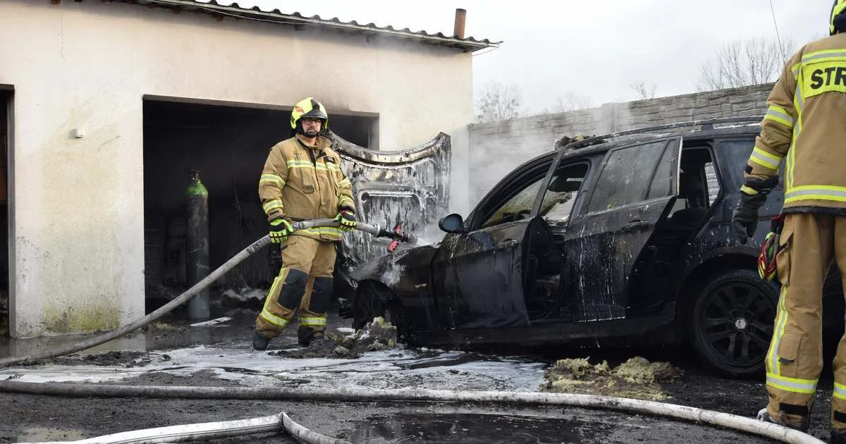 Pożar garażu w Chwałkowie. Spłonęło BMW i osiem motocykli, straty są ogromne - Zdjęcie główne