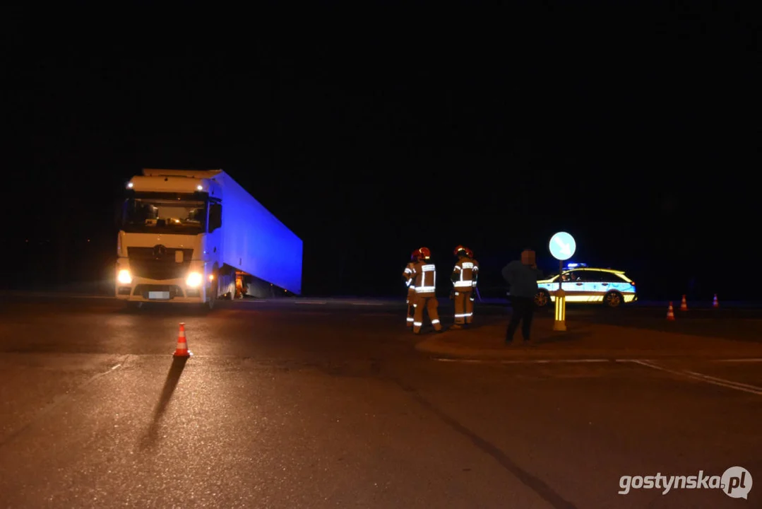 Samochód ciężarowy zablokował drogę DW434 z Gostynia do Poznania