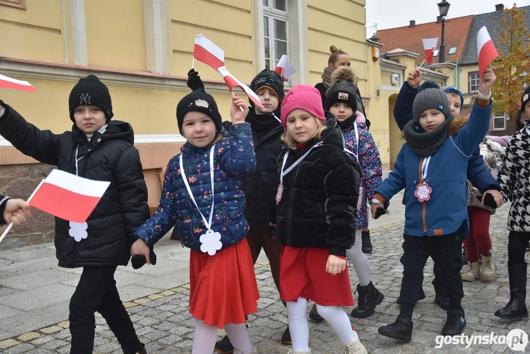 Przemarsz z flagami przedszkolaków z Przedszkola Samorządowego "Pod Świerkami" w Krobi