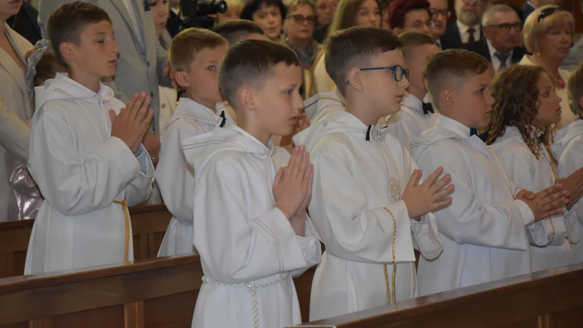 Druga grupa dzieci przystąpiła do Pierwszej Komunii Świętej w parafii bł. E. Bojanowskiego w Gostyniu