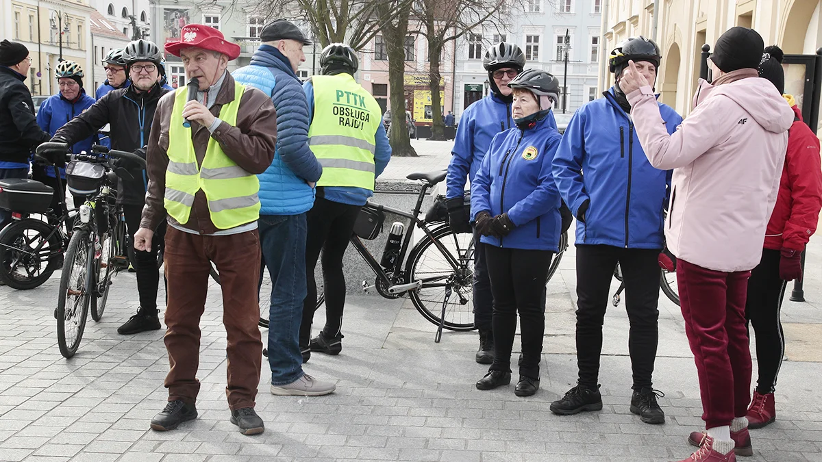 Wiosenny rajd PTTK w Rawiczu. Na rowerach i pieszo witano wiosnę i żegnano zimę - Zdjęcie główne