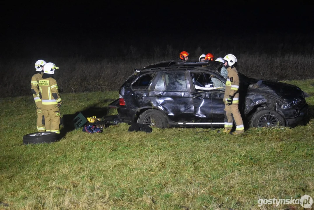 Wypadek na trasie Gostyń - Poniec. Kierowca BMW wypadł przez szyberdach