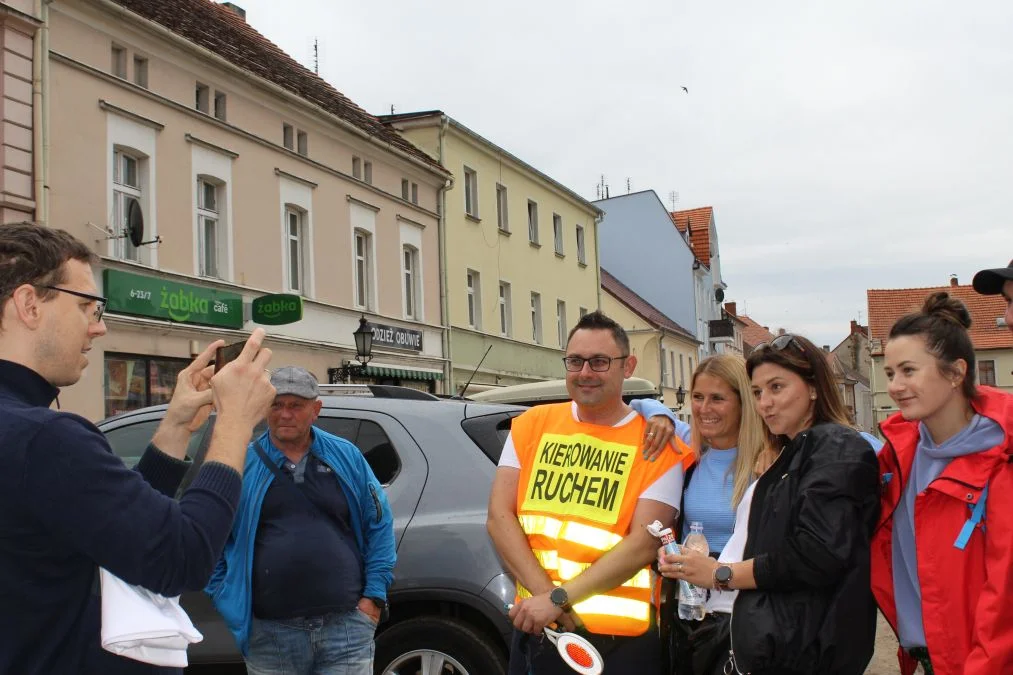 Grupa biało-zielona w drodze z Jarocina na Jasną Górę