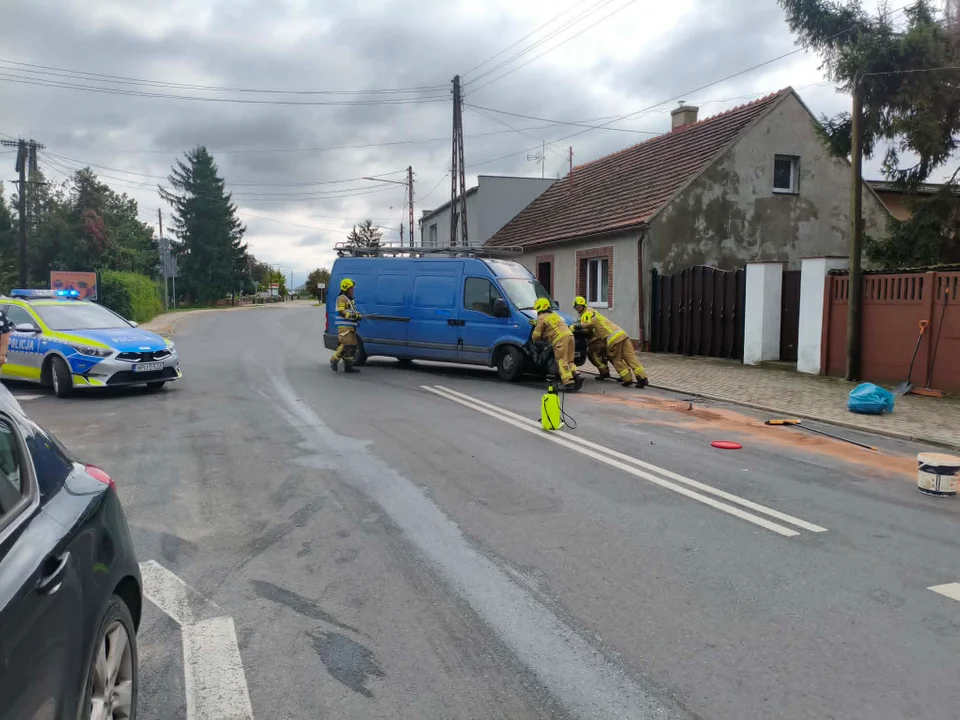 Zderzenie busa z samochodem osobowym na ul. Kobylińskiej w Krobi