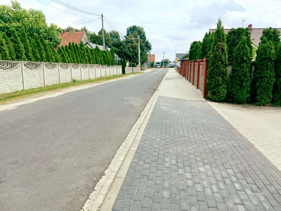 Nowy chodnik przy drodze powiatowej Sławoszew-Parzew
