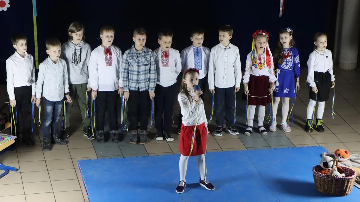 "Podaj rękę Ukrainie". Poruszające przedstawienie w szkole w Sierakowie [ZDJĘCIA] - Zdjęcie główne