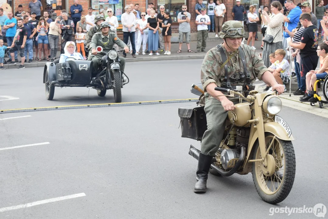 Operacja Poniec 2023. Parada detektorystów i rekonstruktorów na rynku