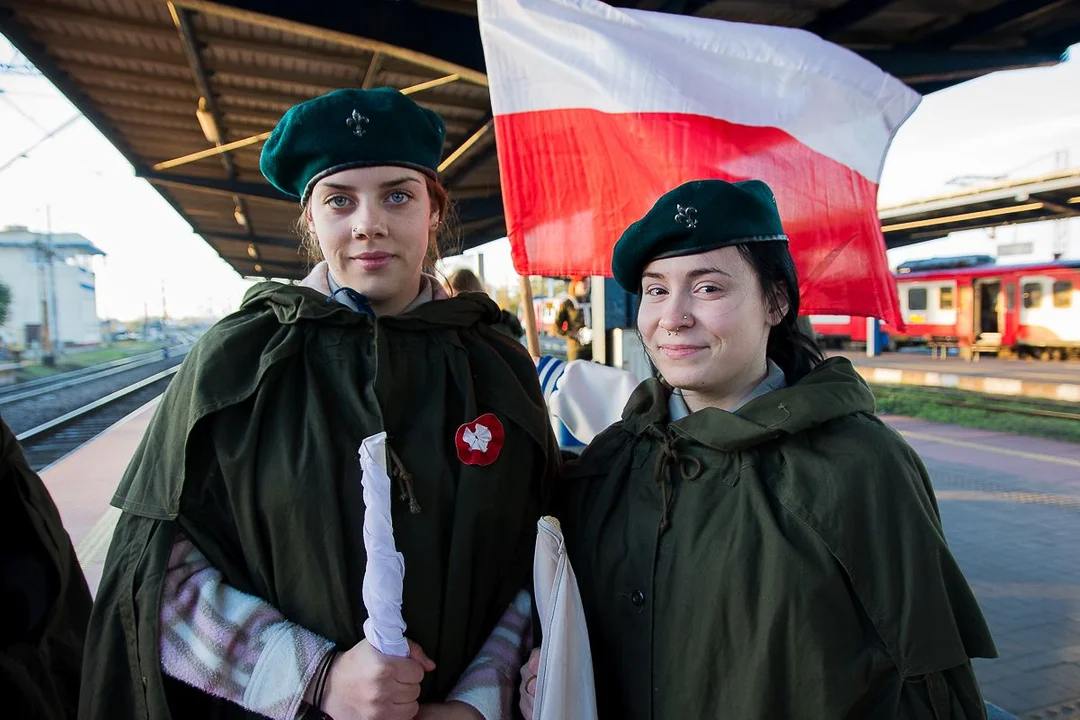 Harcerze werblem i dzwonkiem "budzili śpiących" na dworcu w Jarocinie