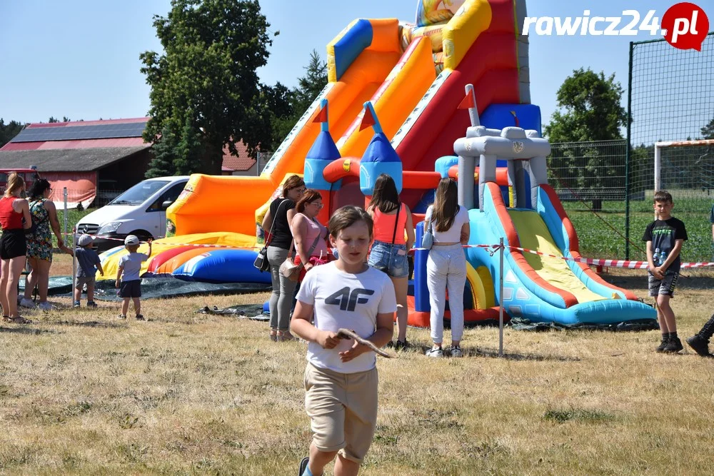 Kibice na gminnych zawodach strażackich w Jeziorach