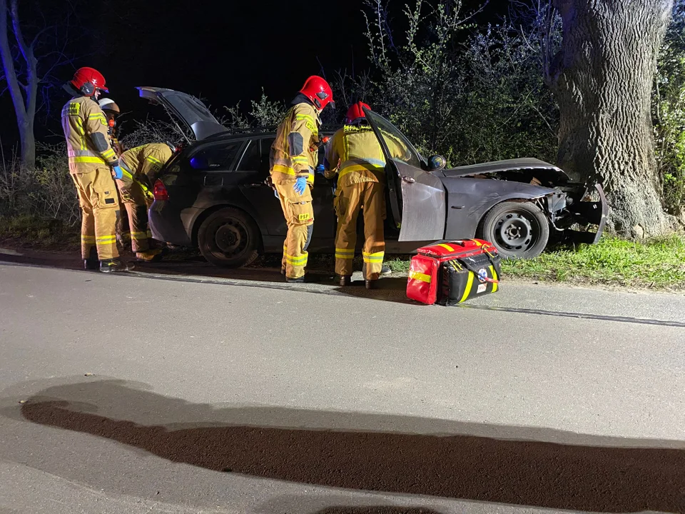 Uderzył w drzewo w Kajewie, trafił do szpitala - Zdjęcie główne