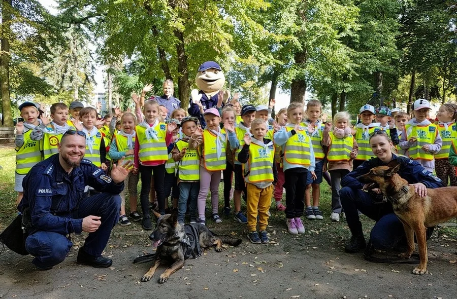 Świętowali Dzień Przedszkolaka w Lesznie. Uroczyste obchody z policjantami - Zdjęcie główne