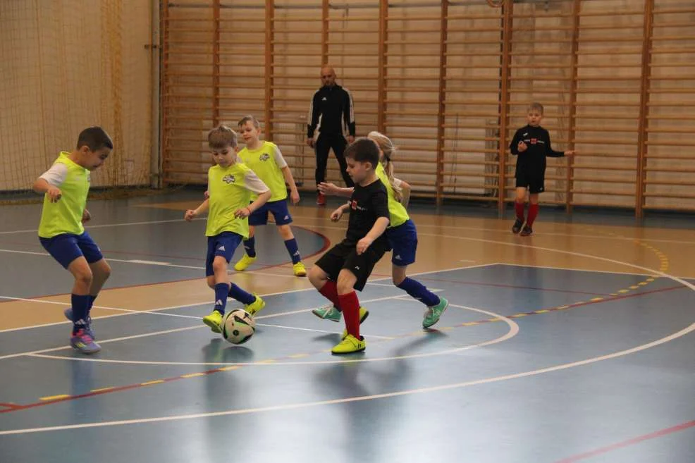 Mają kilka, kilkanaście lat, a kopią piłkę jak zawodowcy. Turniej halówki wyłonił zdobywcę pucharu starosty [ZDJĘCIA]